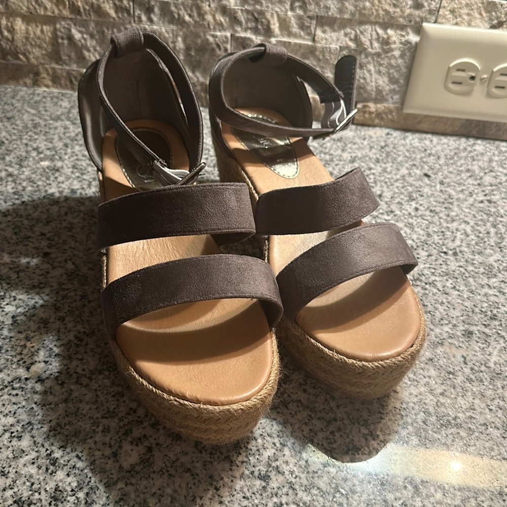 Refresh Gray Wedges - Size 8